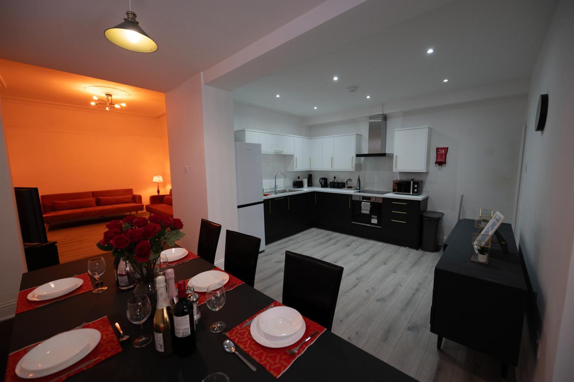 Wingrove 5 Bdrm Large House Free Parking And Wifi Holiday home *